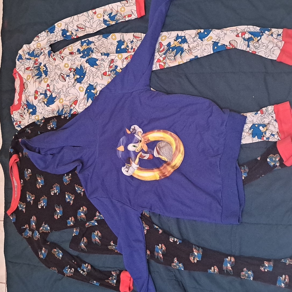 2 sonic pj's and hoodie lot size 8
